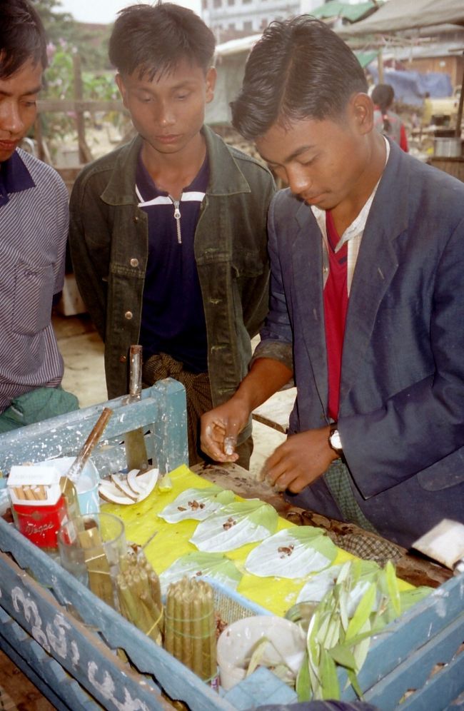 マンダレー。Zay　Cho　Market、ビンロウと石灰を混ぜた簡易ガムは美味しい??