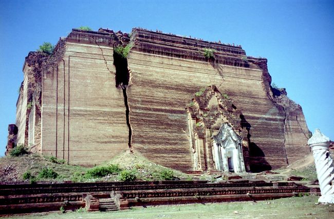ミングンはマンダレーから10km。サイカー→船着場→ツーリストボートで到着。Mingun  Pagoda 未完成世界最大級パゴタは高さ150m。200年前に建設され土台72m。地震で破壊された。