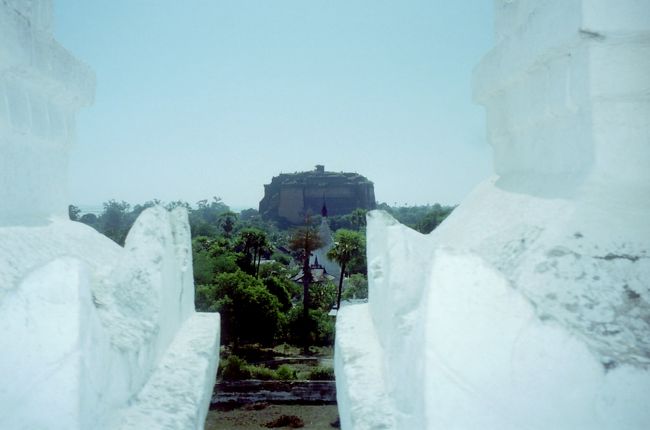 シン・ピュー・メェからMingun  Pagodaを見て。