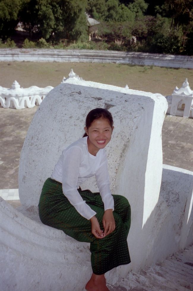 シン・ピュー・メェは1816年、7段回廊波状で白く美しい。笑顔が可愛い。