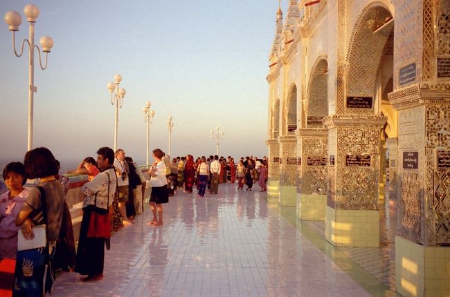 夕陽のMandalay Hill 5.30pm陽は沈む。入場料3$。