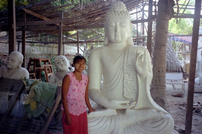 大理石工房、仕上がった仏さまを丁寧に磨いていた女性