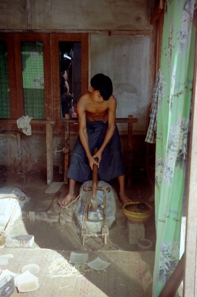 金箔工房。金を竹の皮に包み何十回も叩いて力で伸ばすハードな仕事