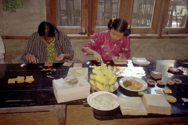 ピンセットで形を整える金箔。仏像に貼るなど寄進する。お姉さんが手の甲に張ってくれた。