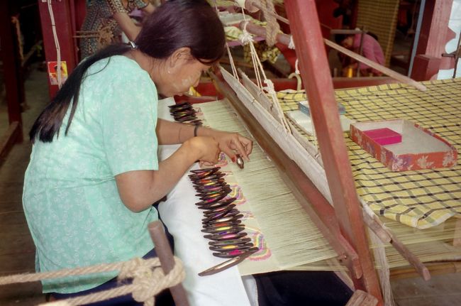 ロンジー織り工房。複雑な織り。