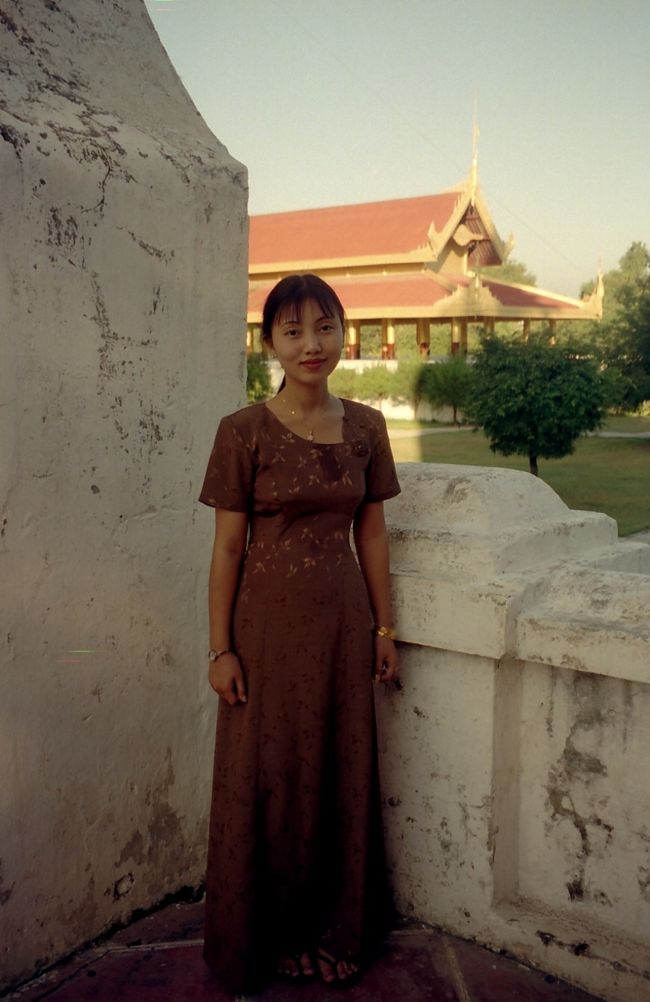 Palace は一辺3km、戦火で消失したが再建された。親切にガイドしてくれた女性。