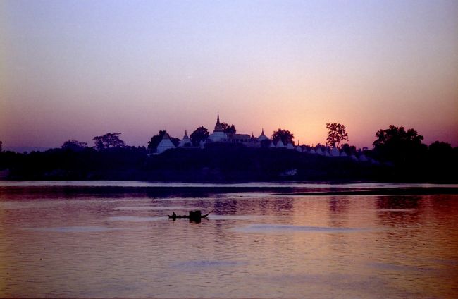 マンダレー→バガンへ船で朝6.00am発。US16$。ライン川下りみたいだった。両岸は城でなくパゴタの違いだけど・・朝もやの川下りはステキだ。