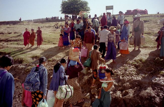 停泊すると、食料売り込み女性隊が殺到する