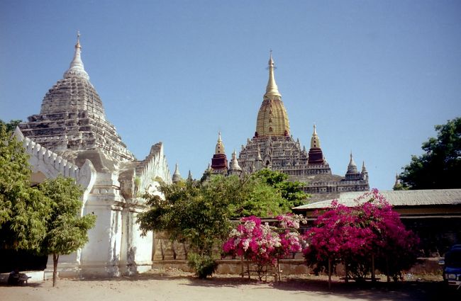 アーナンダ寺院は1090年建立。