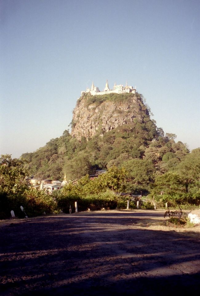 ポッパ山は精霊神ナツ神の聖地タウンカラッ。パガンより50km