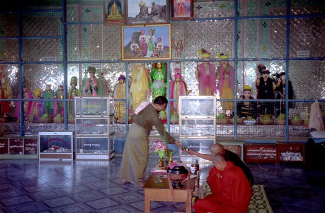 日本人には理解できない、キラキラ装飾の仏たちが沢山ある