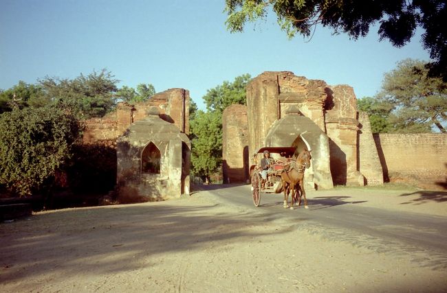 オールドパガン入り口のタラバー門は9Cに作られた。　