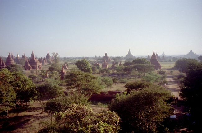 世界遺産にはならないパガン遺跡。修復でなくメイキングが多く、周辺の環境も壊され、新しいパゴタもどんどん作ってしまい、素晴らしい遺跡群はどうなることやら・・・