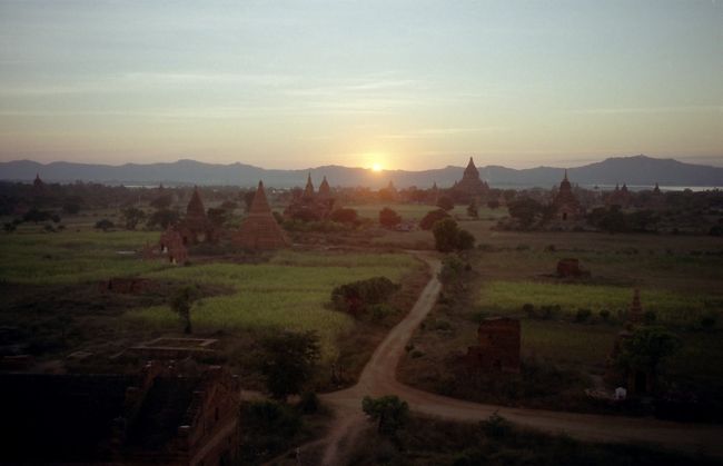 夕陽No.1はやはりシェサンドーパゴタ。冷えたビール片手に頂上に恐々登って見るサンダウンはいいなあ〜