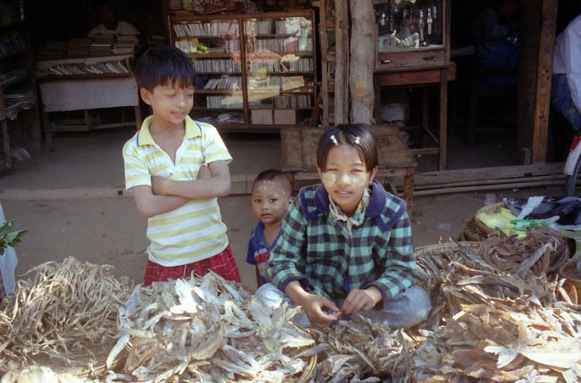 子供たちも魚の干物を売っている