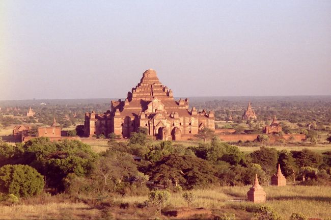 Dhammayanghi temple は12C 。未完成寺院で暗殺の歴史、蝙蝠のフンが異様な臭い。ミステリヤスで一番好き、何回も行ったが暗くなると人がいなくて恐い。