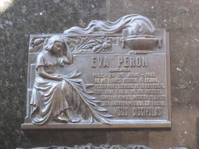 このレコレータ墓地には、マドンナが主演して有名なエビータの墓があります