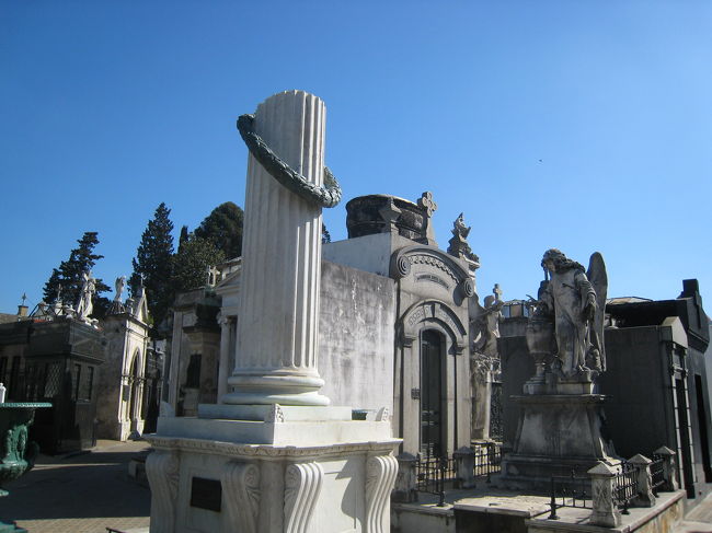 ここの墓地は、お墓というのがリアルにわかり、目を凝らすと、墓の中に棺がみえます