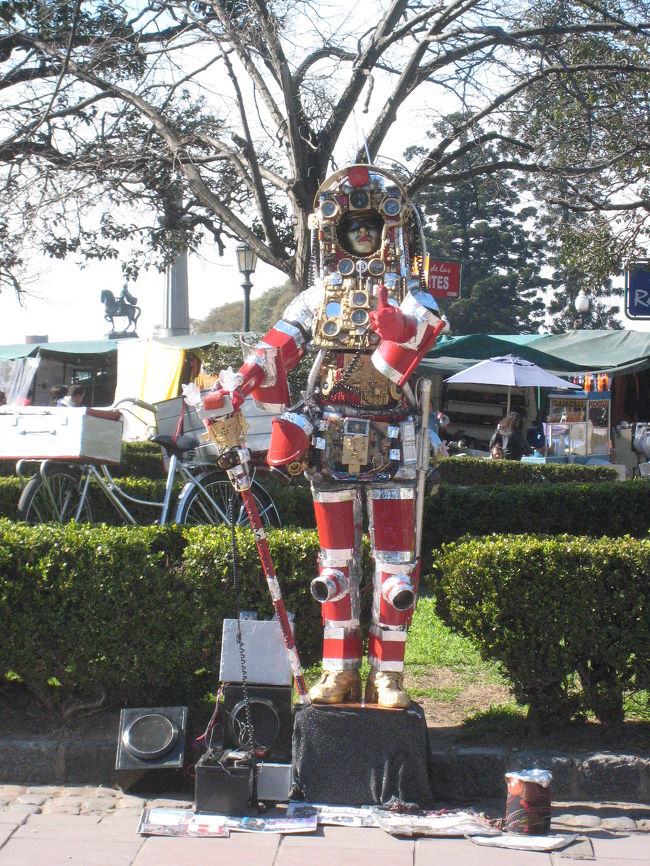 公園のなかには、大道芸をする人がたくさんいます
