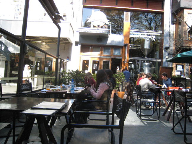 公園から５分ほどのカフェです。外は、寒いけどオープンカフェでも暖かでした。