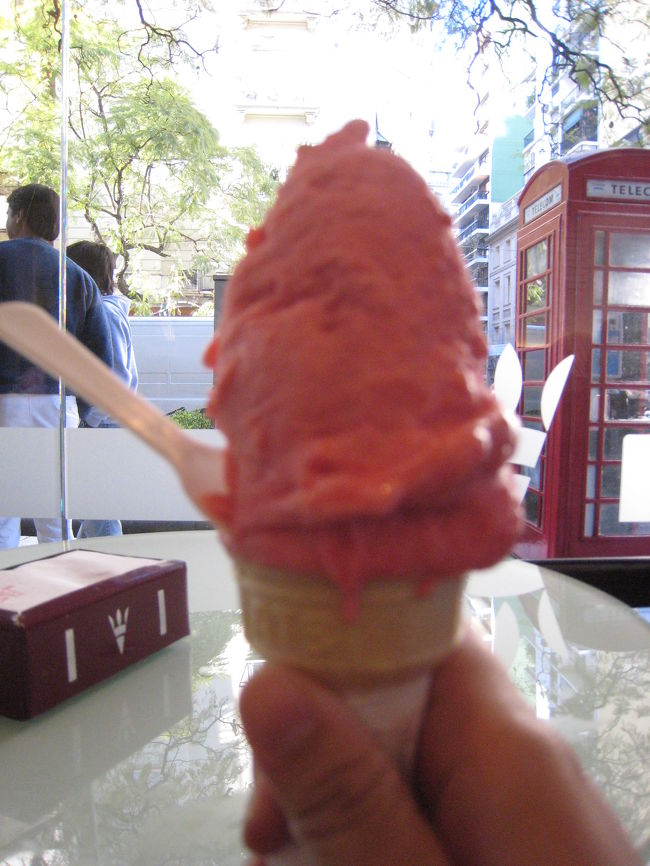 HELADO(アイスクリーム)<br />Frambuesa きいちご です。フレーバーも１５種類くらいあります<br />ジェラートだけど、すっごくうまい。外は寒いのに番号札もらうぐらい大人気。<br />１個５ペソ２００円くらい。アルゼンチンきたら絶対食べるべし。お勧めです