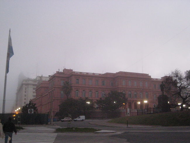 大統領府<br />夕方なので、あまりわかりませんが、ピンク色の建物なんです。青空のもとでとったら、目を引く建物に間違いない！！