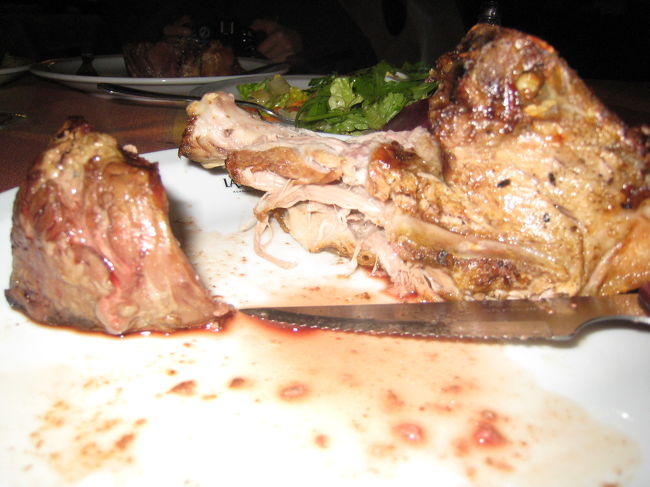 Las Nazarenas Argentine Restaurante <br />サーロインでも、ボリュームたっぷり。<br />メニューも英語表示があり、スタッフも親切でした。<br />ワインもおいしくいただきました。<br />アルゼンチンの牛は、平地育ちなので、筋肉がないのでお肉が柔らかい。しかも、安い。多分２０００円しないかな。ボリュームあるので、２人でシェアするのがいいかも。<br />ＨＰ発見したので、参考にどうぞ<br />http://www.lasnazarenas.com.ar/english/index.html