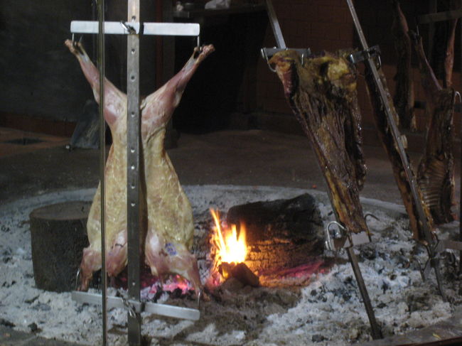 アルゼンチン名物アサードです。<br />ブエノスアイレスは、歩きやすい街でした。ただ、夕方とか子供たちの集団に注意は必要です