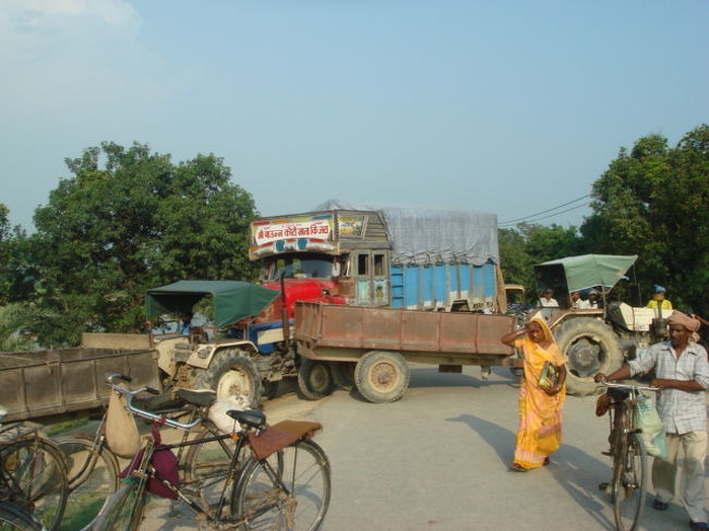 ルンビニはブッタの生誕地。。。 <br />そこに行ってみたくて、ポカラよりバスに乗り一路南西へ。。。 <br />ルンビニまで20ｋｍの場所でバスを乗り換える。。。 <br />しかしバスが一向に発車しない？？？ <br />ここはインドの国境近く。。。 <br />このいい加減さがとうとうインドに近づいてきたと教えてくれたような感じがした。。。 <br />1時間待っても発車しない？？？ <br />運転手がやって来て、ストライキで橋が封鎖されててルンビニには行けないと、聴きたくない言葉を聴いてしまった・・・ <br /><br />運転手曰く、橋まで行くのでそこから歩いて橋を渡り、違うバスに乗り換えたら行けるらしい。。。 <br />たまたま乗り合わせた日本人2人ドイツ人2人中国人2人オーストラリア人1人で行くことになった。。。 <br /><br />ストライキで橋封鎖？？？と意味はわからなかったが、とりあえず前に進んだ。。。 <br />なぜこんな日にと運の悪さを恨みながら・・・ <br /><br />行くと本当に橋が封鎖されてて、すぐにバスがつかまると思っていたら、重たい荷物を抱えながら4ｋｍほど歩かされた。。。 <br />やっとバスを見つけるが、前のバスが棒を持った現地人に襲撃されていた・・・ <br />これにはマジでびびった。。。けが人はなかったようだったが、バスは発車できなく、そこからまた2ｋｍほど歩く・・・ <br /><br />バスで1時間程度だったルンビニが、とても遠くここまでで3時間ぐらいかかった・・・ <br />自分の運の悪さを恨み、かなりテンションが下がっている。。。 