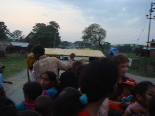 やっとのことでトラクターをヒッチしてその荷台に乗ることができた。。。 <br />そのころには日も沈み闇の中を時速15ｋｍぐらいでのんびり進む。。。 <br />疲れきり誰もが無口になっていたが、目を上に向けると満天の星空が見えた。。。天の川もしっかり見え、こんな満天の星空は久しぶりに見た。。。 <br />目を下に降ろすと、道の両サイドの木がクリスマスツリーのように輝いてる。。。 <br />それは無数の蛍の光だった。。。 <br />今までに見たこともない蛍のクリスマスツリーだ。。。 <br />上を見上げれは満天の星空、下を見れば無数の蛍の光。。。 <br />この感動はたぶんどんな文豪でも言葉にすることはできないだろう。。。 <br /><br />旅にはトラブルが付き物、トラブルも楽しむことを星空と蛍が思い出させれくれたようだった。。。 <br />