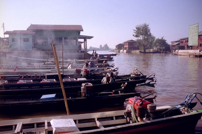 朝5.00amパガンからボロのマイクロバス、14Hでインレー湖の玄関口ニアンウー到着。道路はとてもハード。<br />早朝インレー湖畔巡りにボートをチャータ3000K。<br />インレー入場料3$。