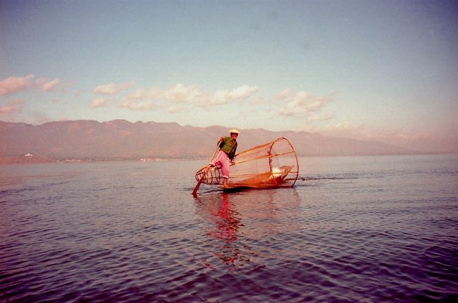 インダー族は櫂をこぐとき、足のかかとでこぐ独特なスタイル