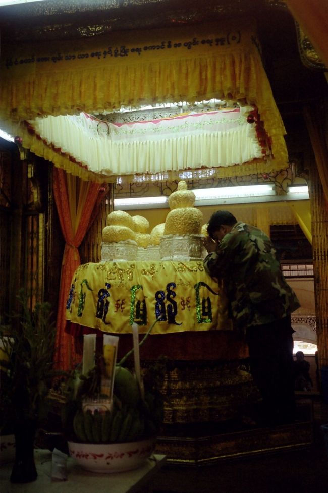 水上寺院Phaung Daw U Pagoda 本尊は5体の球形仏像。　寄進の金箔を貼り付けてどんどん大きくなる