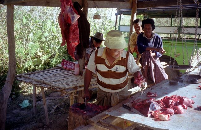 マーケットは人々の日常生活が垣間見れてワクワクする