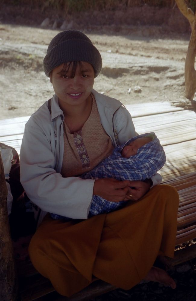 20歳の可愛いお母さん