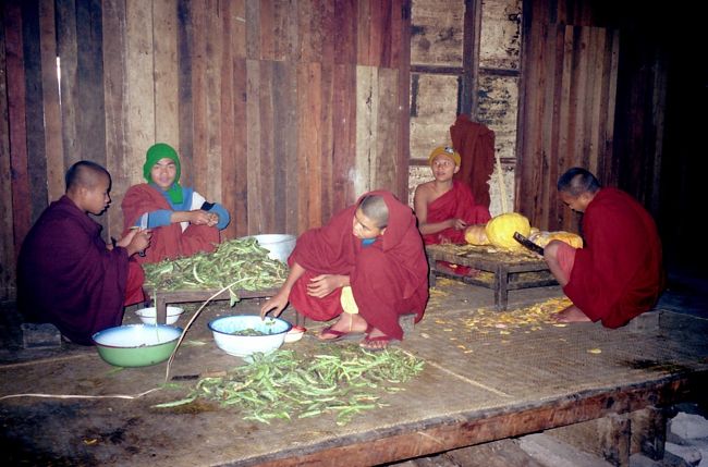 シュエニャウンの町へチャリで散歩