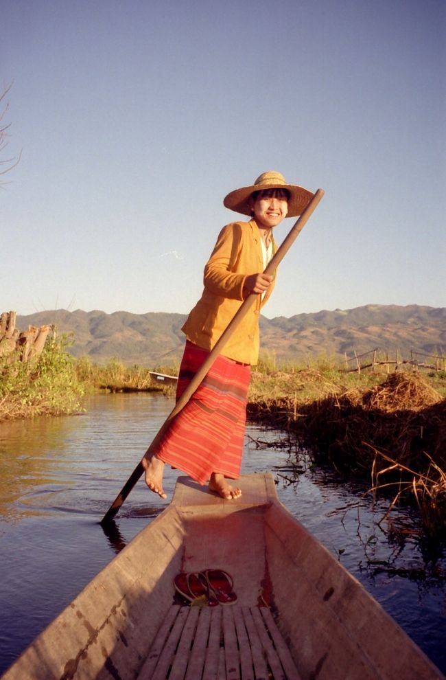 夕陽を見にボートで運河へ、船頭MiMi は23才。タナカを塗らないともっとカワイイのになあ〜