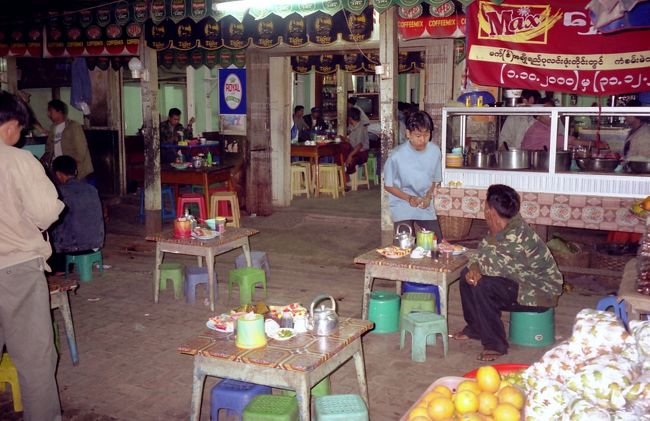 インレーからバスでバゴーへ。休息の食堂