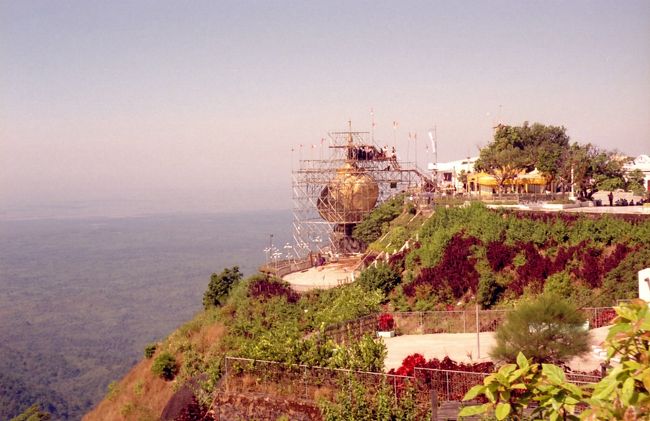 Kyaiktiyo Pagoda ゴールデンロックは摩訶不思議