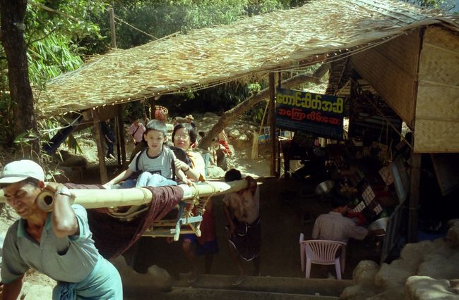 山頂へ40分。足の弱い人はみこしに乗って。