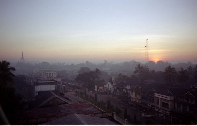 バゴーのマハゼーティパゴタは白いパゴタ。夕陽が映える
