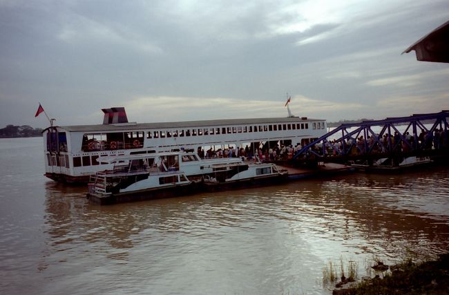 バゴー→ヤンゴンは乗りあいタクシー、ポリに定員オーバで捕まる。ヤンゴンのパンソーダン→ダラ往復フェリ外国人1$