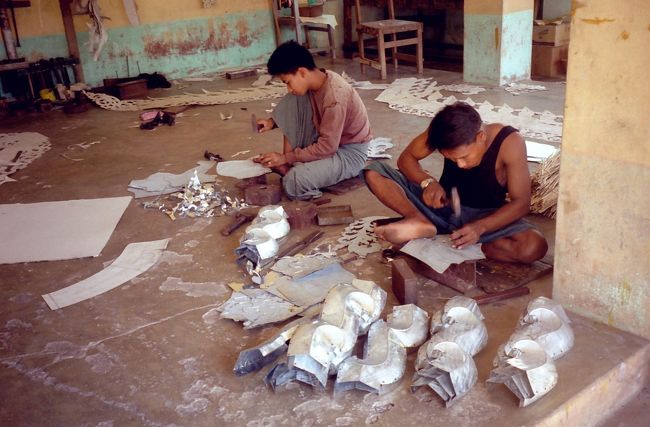 手作業の職人技が冴える。パゴタの装飾用部品を作製していた