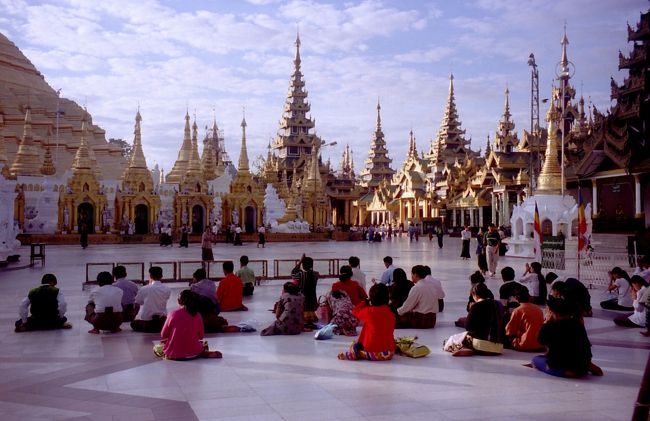 シュエサンドーパゴタはでかくて、豪華だ。☆型の中で祈ると願いがかなうというが・・・