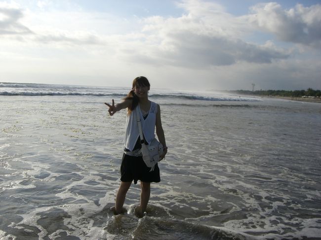 足だけ入ってみた♪<br /><br />波がでかくてスカート濡れた♪<br /><br />冷たくてきもちよかった♪