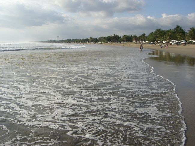 もうちょっと歩くとクタビーチ☆