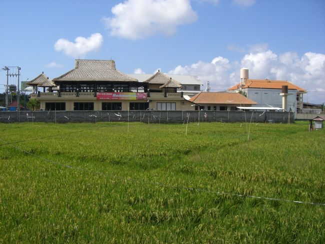 ホテルから３０分くらい歩いていろんな国にある<br /><br />大型スーパー「カルフール」に行った♪<br /><br />その歩いてるときに撮った風景☆