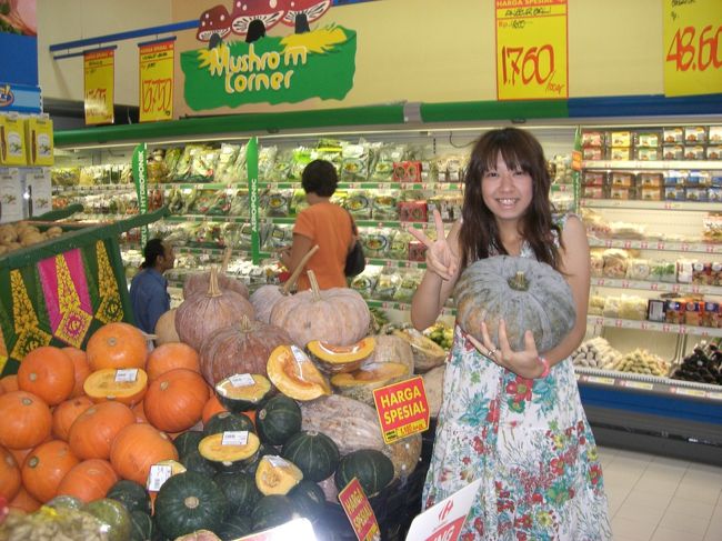 カルフールででっかいかぼちゃ持って撮った♪<br /><br />重かった☆