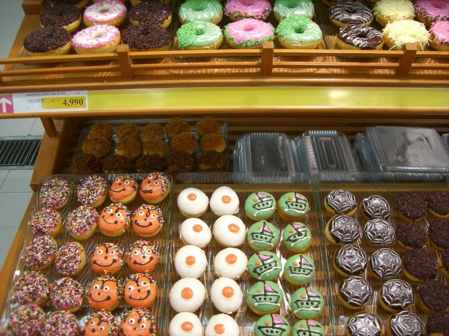 カルフールに売ってた可愛いドーナツたち☆<br /><br />美味しかったけどどれも体にわるそう♪♪