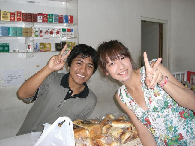 ホテルの前にあった小さいコンビニのお兄さんと★<br /><br />このお兄さんには毎日会ってた気がする♪